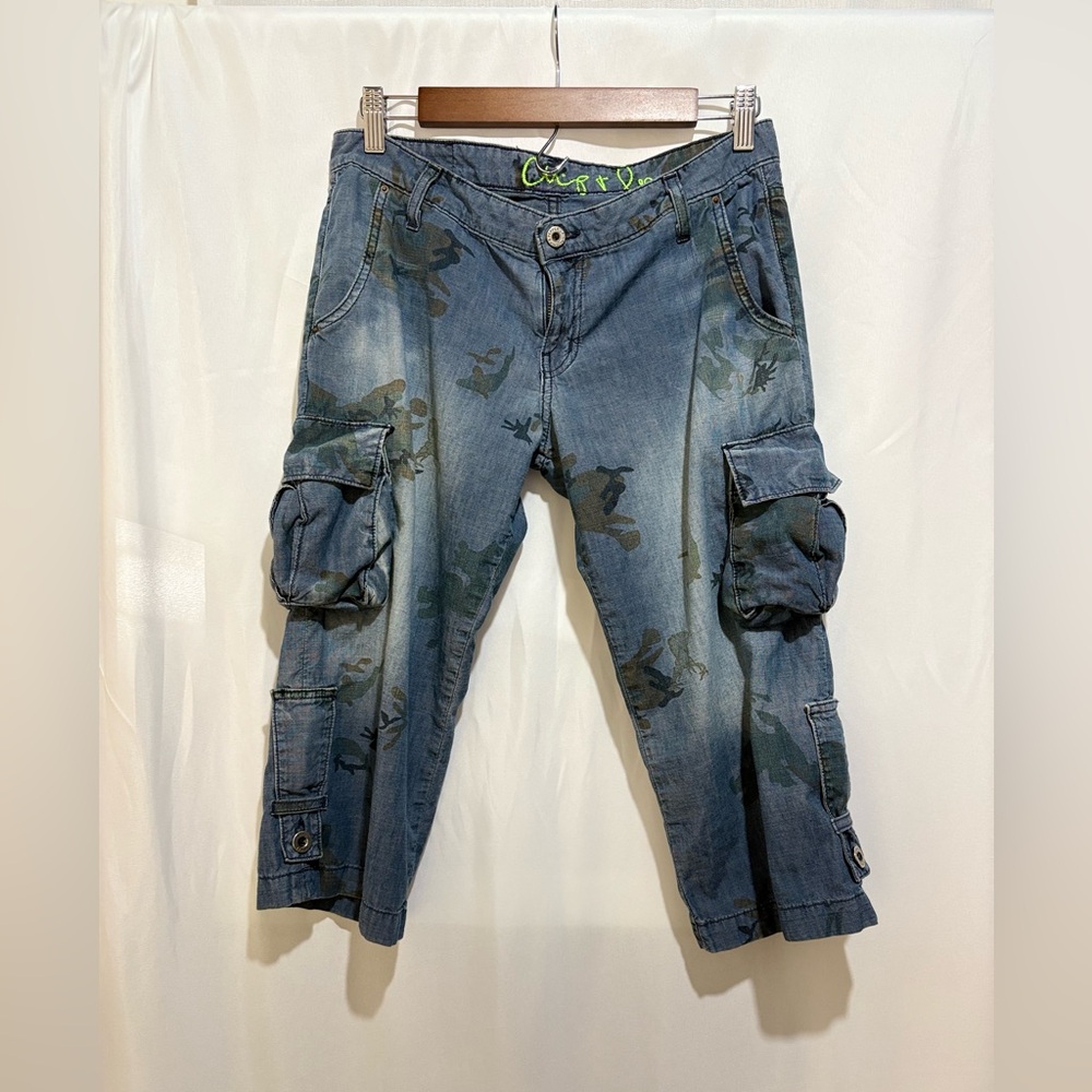 Chip & Pepper Y2K Cargo Capri Pants W26 Fits
30-32 Waist Camo Denim